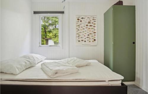 Un pat sau paturi într-o cameră la Gorgeous Home In Glesborg With Kitchen