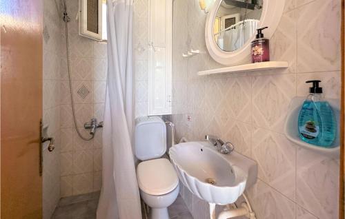 y baño con lavabo, aseo y espejo. en Nice Apartment In Korfos, Korinthos With Wifi, en Korfos