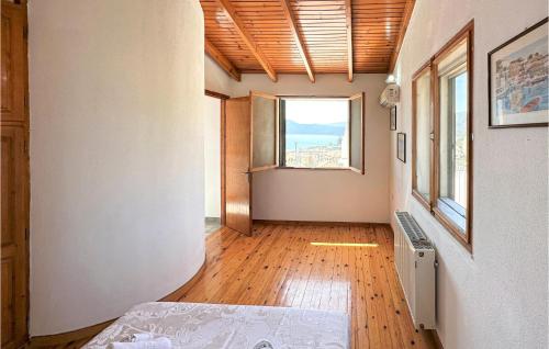 Habitación con cama y ventana grande. en Nice Apartment In Korfos, Korinthos With Wifi, en Korfos