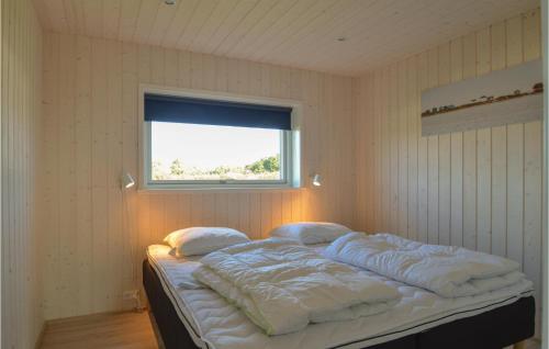 Cama en habitación con ventana en Awesome Home In Hadsund With Wifi en Haslevgårde