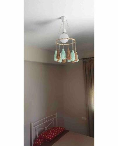 una lámpara de araña colgando del techo de un dormitorio en Margaret home, 