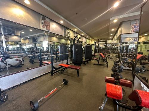 - une salle de sport avec de nombreux équipements dans l'établissement Makarim Palm Hotel, à Rabigh