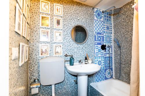 uma casa de banho com um lavatório, um WC e um espelho. em sotto i tetti di Torino mansarda di Gil em Turim