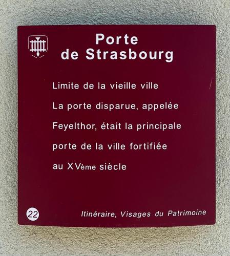 a sign on a wall that sayspire be simultaneous at Logement cocooning à Barr in Barr