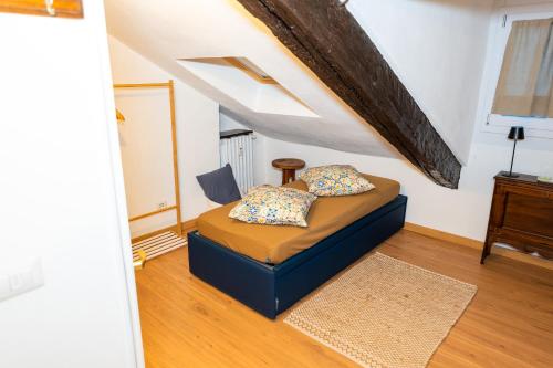 Un pat sau paturi într-o cameră la sotto i tetti di Torino mansarda di Gil