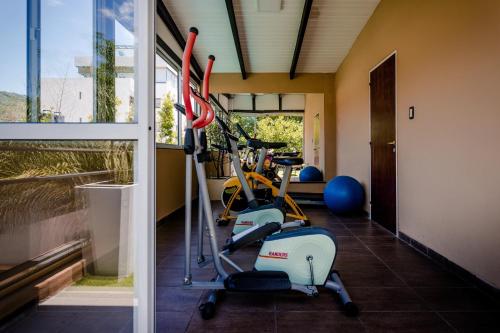 un gimnasio con bicicleta estática en una habitación en Carlos Paz Departamentos en Villa Carlos Paz