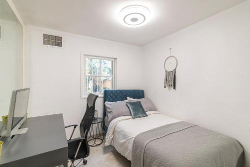a bedroom with a bed and a desk with a computer at Luxury Villa 6BR with Swimming Pool by Beach - Villa Costa in Rishon LeẔiyyon