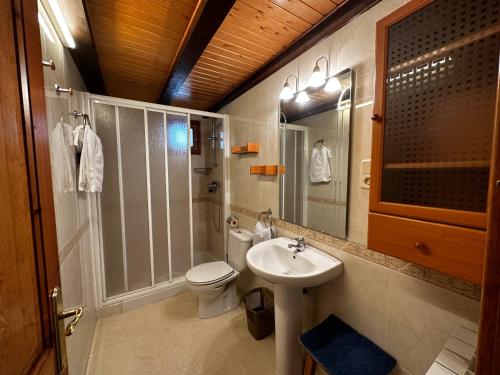 y baño con lavabo, aseo y ducha. en Apartament Casa Sastre en Espot