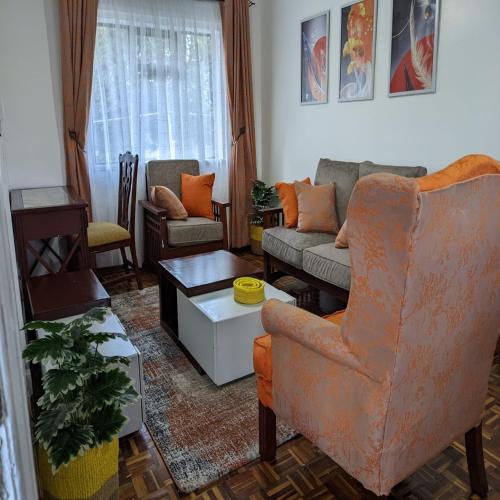 sala de estar con sofá y silla en Westlands bliss haven paradise fully furnished 1bedroom apartments, 