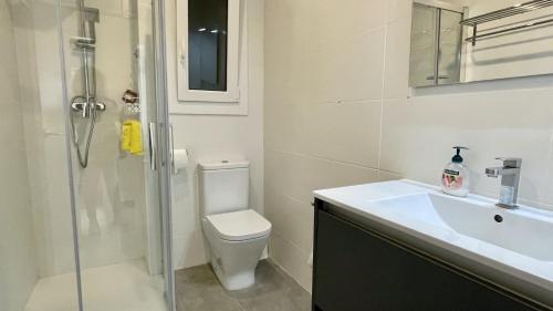 un bagno con wc, lavandino e doccia di Riells de Mar A1 a L'Escala