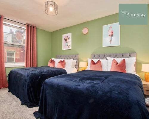 2 camas en una habitación con paredes verdes en Fantastic Four Bedroom House By PureStay Short Lets & Serviced Accommodation Leeds With Parking, en Headingley