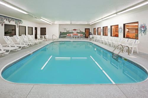 Πισίνα στο ή κοντά στο Holiday Inn Express & Suites Alliance by IHG