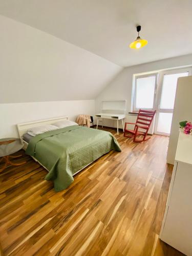 a bedroom with a bed and a desk in a room at Komfortowy pokój dla dwojga z balkonem Marcinkowicka in Nowy Sącz