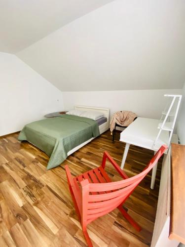 Pokój z łóżkiem, krzesłem i biurkiem w obiekcie Komfortowy pokój dla dwojga z balkonem Marcinkowicka w Nowym Sączu
