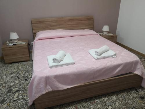 um quarto com uma cama com duas toalhas em Malatesta House em Roma