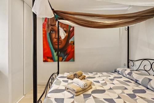 1 dormitorio con 1 cama con una pintura en la pared en 1 bedroom Giuly sea views in Los Cristianos en Los Cristianos