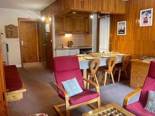 Appartement 2 pièces à Meribel, proche piste et commerces, avec parking et casier à ski - FR-1-411-717