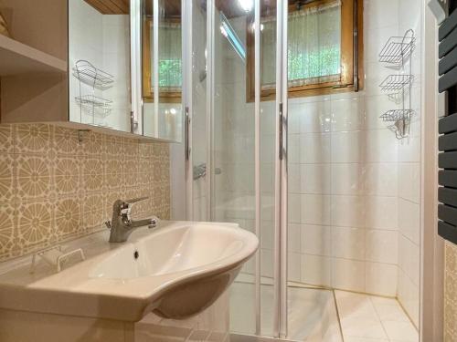 une salle de bain avec un lavabo et une douche dans l'établissement Appartement 2 pièces à Meribel, proche piste et commerces, avec parking et casier à ski - FR-1-411-717, à Les Allues