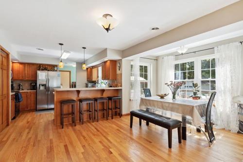 uma cozinha com pisos em madeira e uma bancada em Spacious Home by Kalahari Waterpark, Camelback and Jim Thorpe em Albrightsville