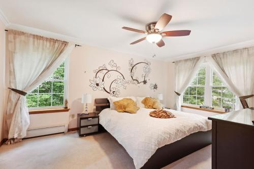um quarto com uma cama e uma ventoinha de tecto em Spacious Home by Kalahari Waterpark, Camelback and Jim Thorpe em Albrightsville