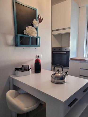 uma cozinha com um balcão e uma chaleira para chá em santa maria al mare house em Rimini