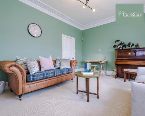un soggiorno con divano e pianoforte di Huge Four Bedroom Townhouse By PureStay Short Lets & Serviced Accommodation Bath a Bath
