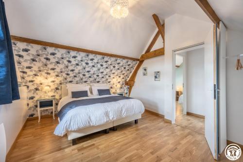 a bedroom with a king sized bed in a room at Gîte du P'tit Colibri in Gury