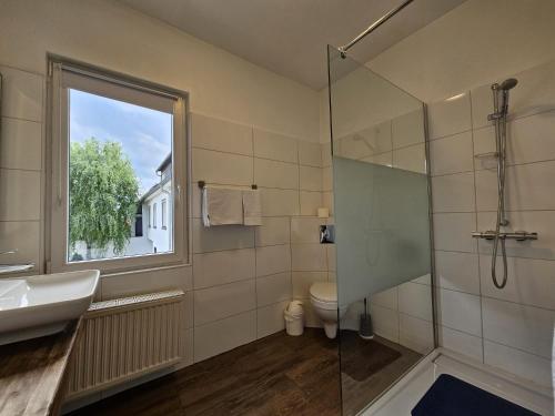 La salle de bains est pourvue d'une douche, d'un lavabo et de toilettes. dans l'établissement Hotel Haus Isenburg, à Neu-Isenburg