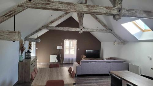 un salon avec un canapé et une table dans l'établissement Charmante maison à Haybes, à Haybes