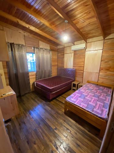 eine Aussicht über ein Zimmer mit einem Bett und einem Sofa in der Unterkunft str_on 2 in Encarnación