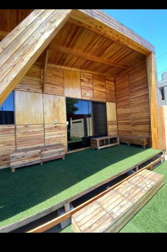 ein großes Holzgebäude mit Bänken davor in der Unterkunft str_on 2 in Encarnación