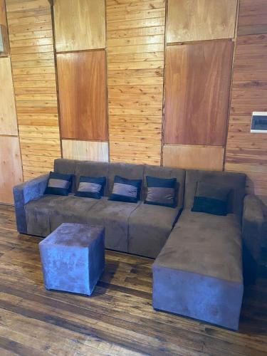 ein Wohnzimmer mit einem Sofa und 2 Kissen in der Unterkunft str_on 2 in Encarnación
