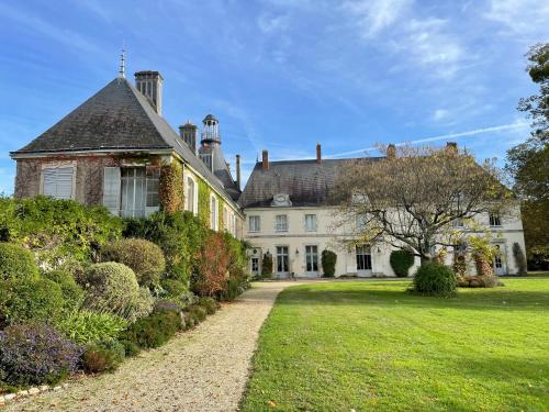uma grande casa branca com um jardim de relva em Château de Thouaré em Thouaré-sur-Loire
