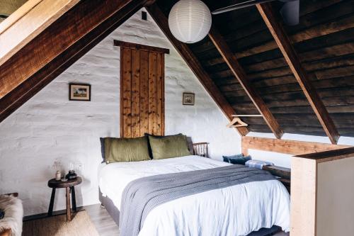 Tempat tidur dalam kamar di The Stable Lofts