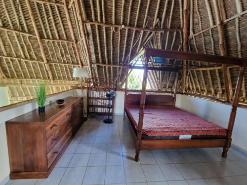 Cette chambre dispose de lits superposés, d'un bureau et d'une fenêtre. dans l'établissement Paradiesische Villa Maisha Mazuri mit Pool. Terrasse und Personal, à Diani Beach