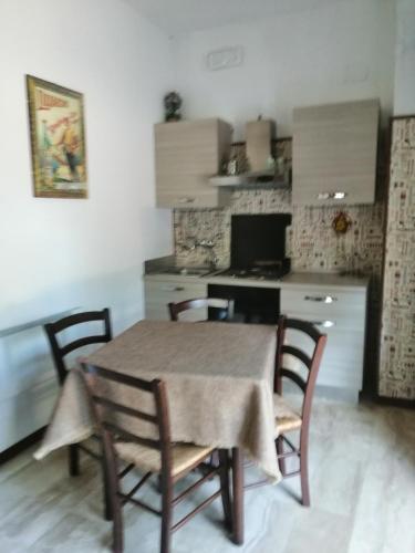 a kitchen with a table and chairs in a room at casetta a Pescasseroli le 4 stagioni in Pescasseroli