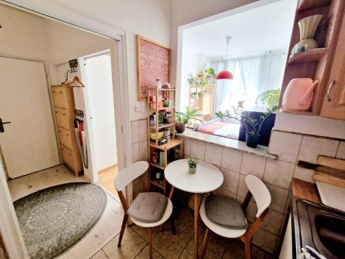 małą kuchnię ze stołem i krzesłami w pokoju w obiekcie INNY Apartament Rynek Opole w mieście Opole