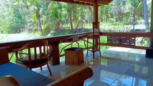 une véranda avec une table et des chaises dans l'établissement CELUK VILLA, à Amed