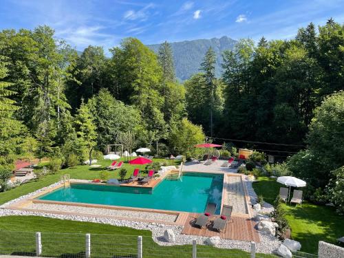 Bazén v ubytování Bayern Resort Hotel - Adults only - mit Zugspitzblick - Eibsee-Nähe - Wellnessbereich - Naturpool im Sommer nebo v jeho okolí