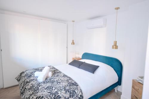 une chambre avec un lit avec un ours en peluche dessus dans l'établissement Montmartre Marvel! Designer Apartment near metro, à Paris