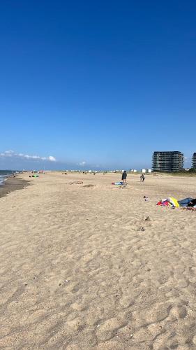 een strand met mensen op het zand bij Floß /Sistemich in Hoek