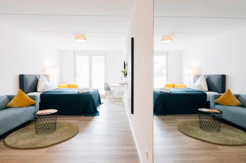 ein Wohnzimmer mit 2 Betten und einem Tisch in der Unterkunft Stadt-Appartement CityLife in Bielefeld