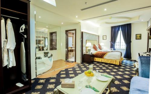 Postel nebo postele na pokoji v ubytování Rest Night Serviced Apartments- AlHamra