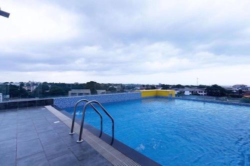 a large swimming pool on top of a building at Labone Luxury Condo and Apartment in Accra - FiveHills homes in Accra