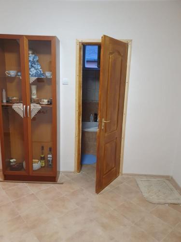 une chambre avec une porte et une chambre avec une salle de bains. dans l'établissement House Lorien, à Nyírbogdány