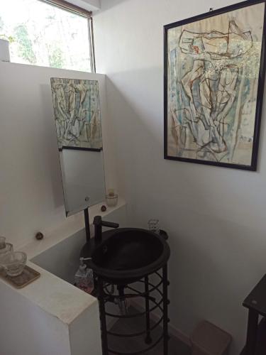 Habitación con escritorio y una pintura en la pared. en l'oasi nel bosco, en Somma Lombardo