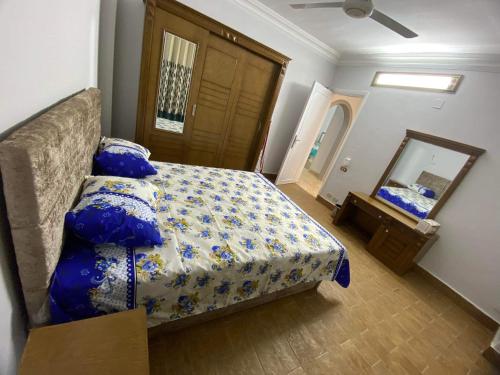 - une chambre avec un lit et un miroir dans l'établissement شقة 9 شارع الصفاء / طه حسين / النزهة الجديدة, au Caire