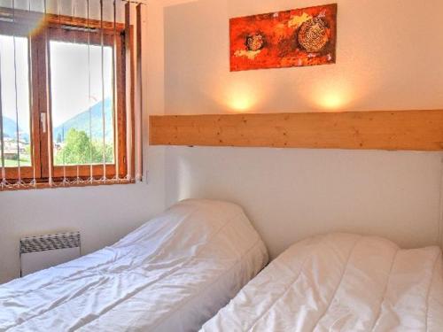 une chambre avec un lit et une fenêtre dans l'établissement Appartement rénové, skis aux pieds, proche centre avec parking et balcon - FR-1-524-30, à Morzine