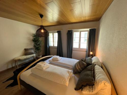 um quarto com uma cama grande num quarto em Gasthaus Tell em Andermatt