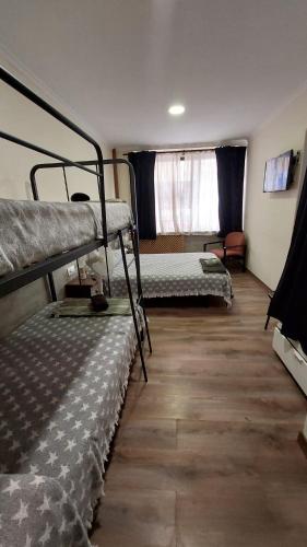 a room with two bunk beds in a room at Pension Suiza in Reus